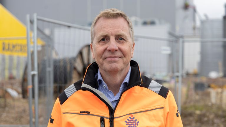 Easpring Finlandin kaupallinen johtaja Vesa Koivisto akkumateriaalitehtaan rakennustyömaan edustalla.