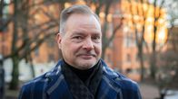 Viestinnän tutkija Pekka Isotalus Tampereen yliopistosta kuvattuna Alli Tryggin puistossa Helsingissä.