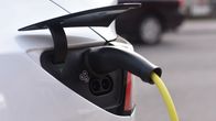 Sähköauton latauslaitteen pää kiinni autossa.