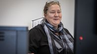 Henkilö työskentelee tietokoneella toimistoympäristössä.
