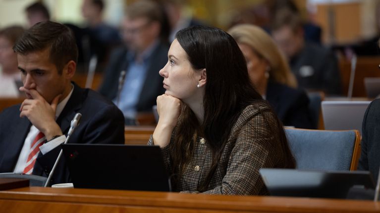 Emma-Stina Vehmanen Espoon valtuuston kokouksessa. 