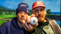 Rap-duo JVG:n Ville-Petteri Galle ja Jare Joakim Brand poseeraavat Salmisaari Golfin Golfsimulaattorissa, Jarella kädessä golfpallo.