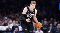 Lauri Markkanen kuljettaa palloa Oklahoma-ottelussa 22.1.2025.