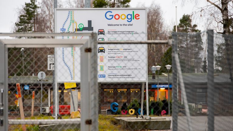 Haminan Googlen palvelinkeskuksen portti ja vastaanottorakennus.