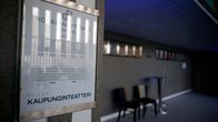 Näyttömän istumapaikkakartta teatterin aulassa.