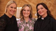 Laura Malmivaara, Elina Vaittinen ja Emriikka Salonen Laajasalon kirkossa.