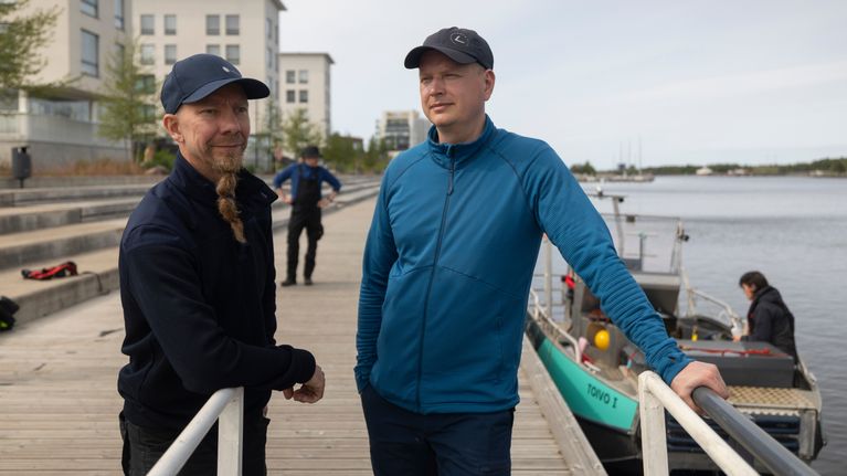 Kuvassa kaksi henkilöä Ilmatieteen laitoksen asiantuntija Tuomo Roine ja Oulun yliopiston apulaisprofessori Hannu Marttila.