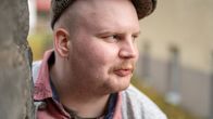 Some Deep Story 7-kauden päähenkilö Juuso Kunelius katsoo kivisen aidan takaa sivulle. 