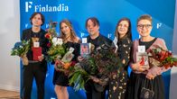 Vuoden 2023 Finlandia-palkintoehdokkaat ryhmäkuvassa. Miki liukkonen nimettiin postuumisti ehdokkaaksi.