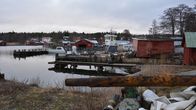 Byviken i Rosala med båthus, bryggor och båtar. 
