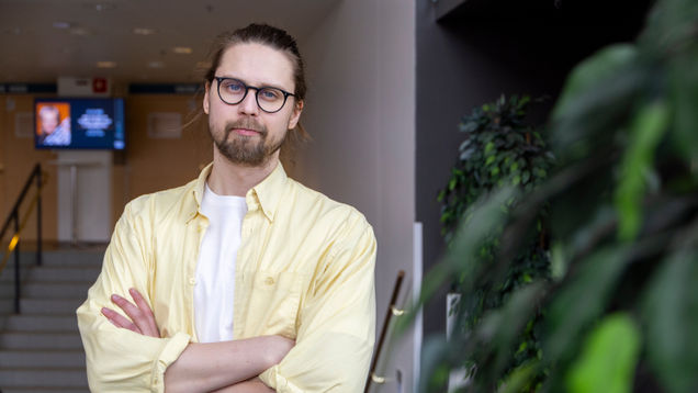 Samuli Könönen seisoo kädet puuskassa messukeskuksen aulassa ja katsoo kameraan.