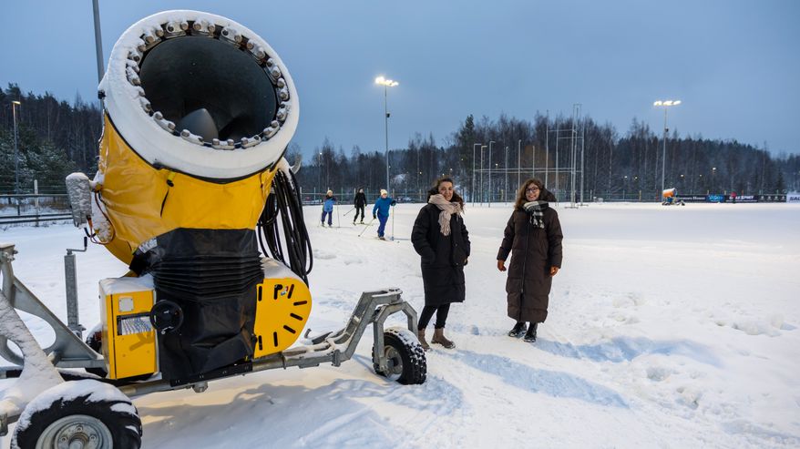 Naima el Issaoui (sd.) ja Loviisa Kaartokallio (kd.) Hakunilan hiihtoladuilla.