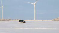 Auto ajoi epävirallista jäätietä pitkin Hailuodosta Oulunsaloon. Kyseessä todella epävirallinen tie, koska auto ajoi epävirallisen tien ulkopuolella.