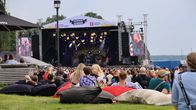 Personer som sitter vid soffkuddar vid Vasa Festival området.
