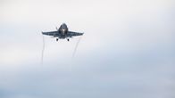 Suomen Ilmavoimien F/A-18 Hornet hävittäjä lähestyy maantietukikohtaa laskutelineet alhaalla.