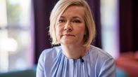 Sisäministeri Mari Rantanen katsoo kameraan lähikuvassa.
