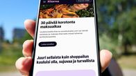 Käsi pitää puhelinta, jossa näkyy Klarnan sivusto ja teksti "Juuri sellaista kuin shoppailun kuuluisi olla, sujuvaa ja turvallista".