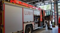 Pelastuslaitoksen auto Länsi-Uudenmaan pelastuslaitoksen tiloissa.