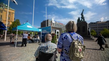 Två lyssnare fick se Firarsvängen live på torget i Vasa.