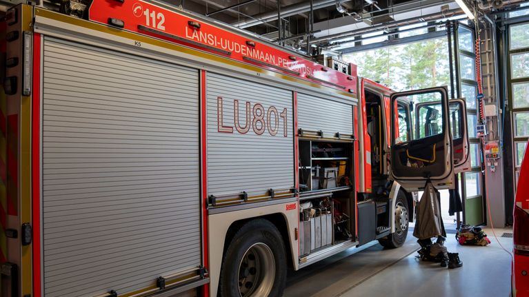 Pelastuslaitoksen auto Länsi-Uudenmaan pelastuslaitoksen tiloissa.
