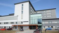 Kainuun uuden keskussairaalan pääsisäänkäynti kuvattuna keväällä.