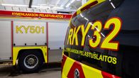 Kymenlaakson pelastuslaitos -teksti Kouvolan paloaseman pelastusajoneuvoissa.