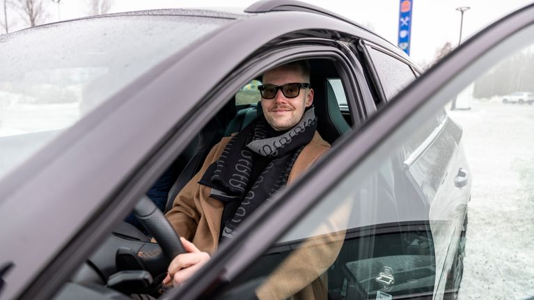Iikka Laatu istuu autossaan.