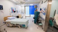 Kätilö Bea Judin kirjoittamassa tussitaluun Kymenlaakson keskussairaalan synnytysosastolla.