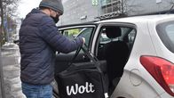 Wolt-lähetti Santosh Bagale Porin keskustassa.