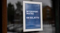 Intersport Imatra on suljettu -lappu liikekeskuksen ovella.
