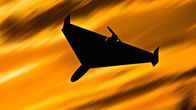 Shahed-136 -drooni kiitämässä vasten auringonlaskua 3. marraskuuta 2022.