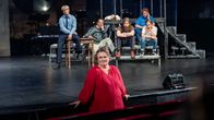 Kouvolan teatterin taiteellinen johtaja Tiina Luhtaniemi ja taustalla Housut pois -näytelmän näyttelijöitä.