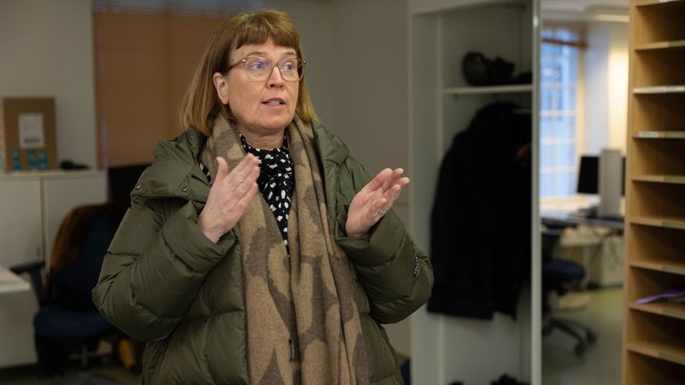 Mikaela Nylander förklarar och gestikulerar med händerna.