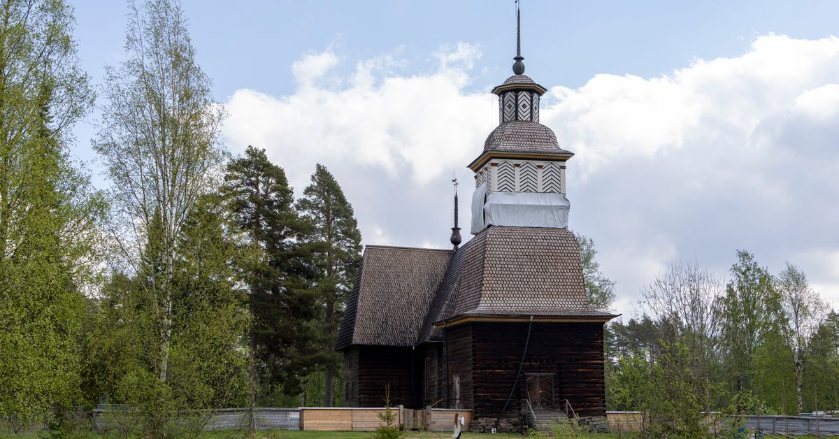 Tuoksu vetää nyt vierailijoita yli 250 vuotta vanhaan kirkkoon – Petäjäveden Unesco-kohteen kattopaanuja tervataan taas