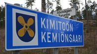 Vägskylt med texten Kimitoön Kemiönsaari samt Kimitoöns kommunvapen.