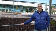 Niklas Läckström framför Vårberga bildningscentrum.
