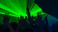 folk som dansar i en klubb, gröna laserljus