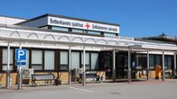 Selkämeren sairaalan etupiha kesällä.