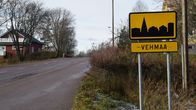 Vehmaan taajamaa näyttävä liikennemerkki on tien laidassa.