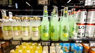 Alkoholipitoisia juomasekoituksia kaupan kylmäkaapissa.