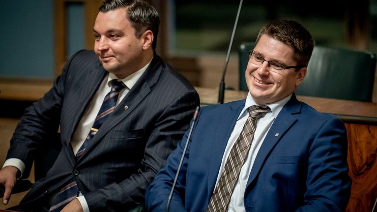 Kansanedustajat Joakim Strand ja Mikko Ollikainen täysistunnossa 11.9.2019
