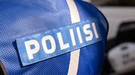 Poliisi -teksti takin selässä. 