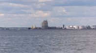 Haminan sataman LNG-terminaali kuvattuna Haminan Hylksaarelta.