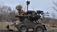 Ukrainalainen sotilas testaa maadroonia.