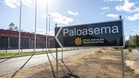 Kuvassa Etelä-Karjalan pelastuslaitoksen paloasema. Kyltillä opastetaan paloasemalle ja taustalla näkyy itse paloasema.