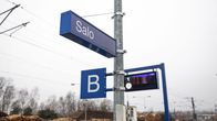 Skylt på Salo järnvägsstation i Finland.