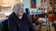 Eila Hukkanen nauramassa kotonaan Kouvolassa.
