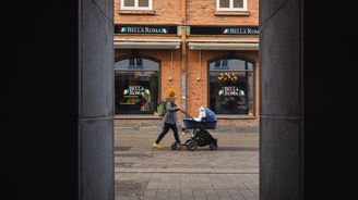 Nainen työntää lastenrattaita Jyväskylän keskustassa.