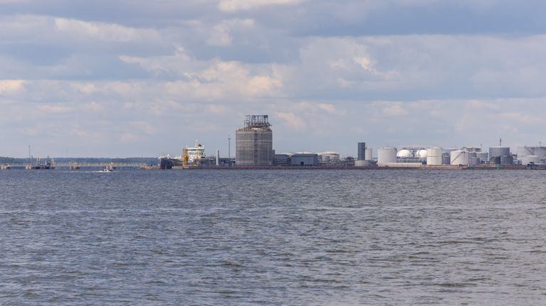Haminan sataman LNG-terminaali kuvattuna Haminan Hylksaarelta.