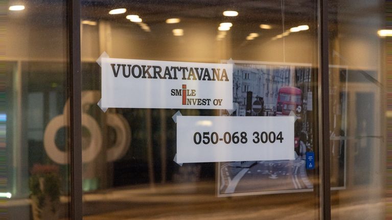 Tyhjän liiketilan ikkunassa oleva "vuokrataan" -lappu Seinäjoen keskustassa.